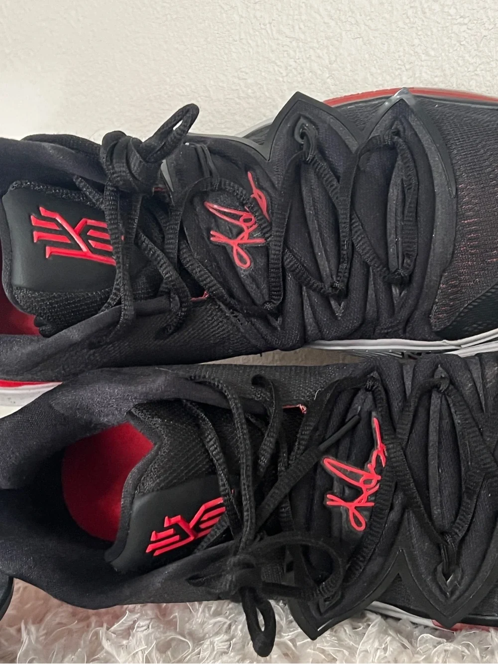 Nike Men’s Kyrie 5 Bred Basketball Shoes Size 13